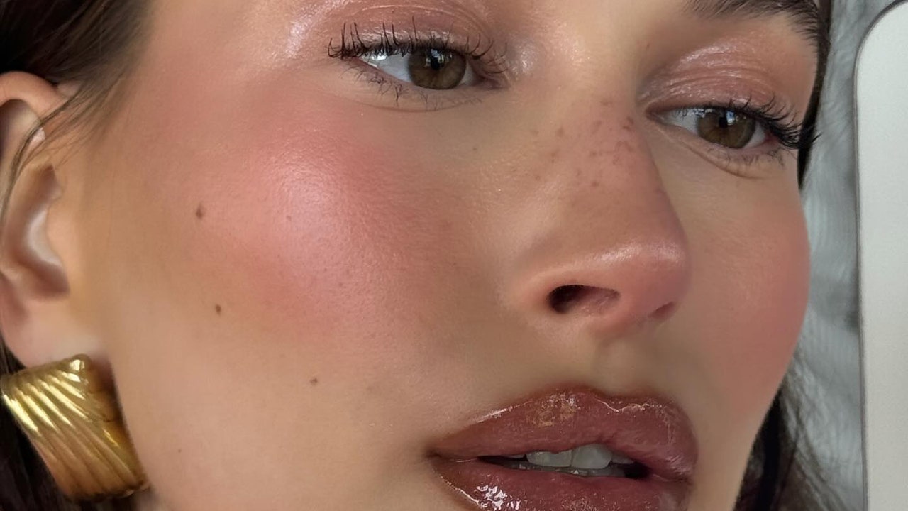 El glamour navideño de Hailey Bieber se inspira en otro tipo de fruta