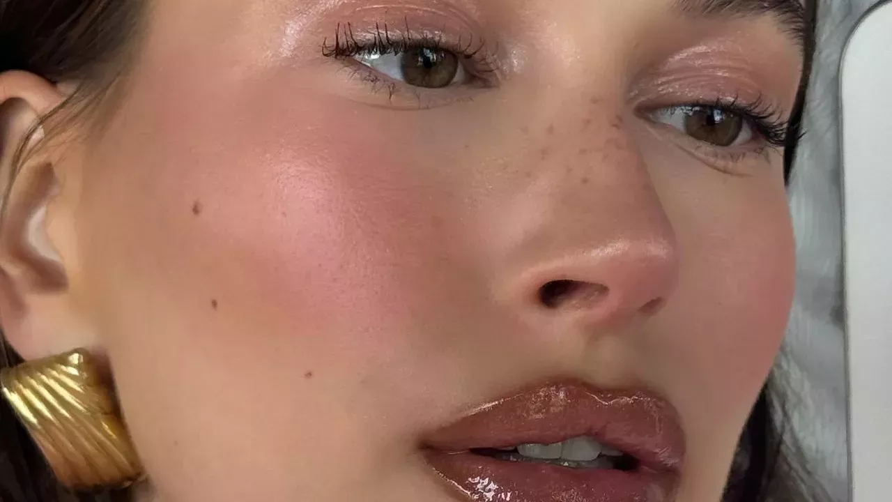 El glamour navideño de Hailey Bieber se inspira en otro tipo de fruta