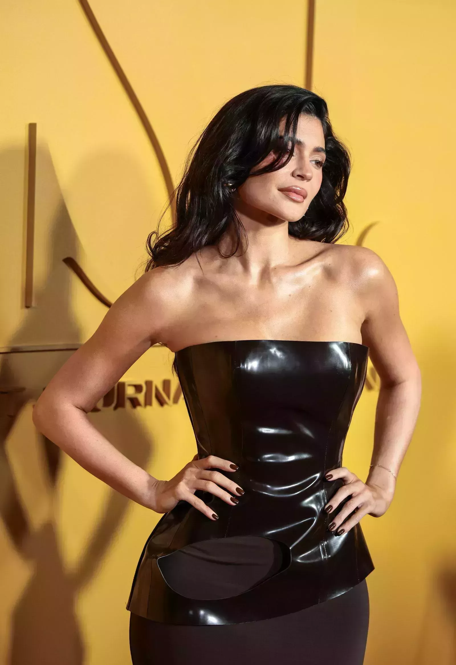 El top de tubo de cuero de Kylie Jenner es tan Khy-Coded