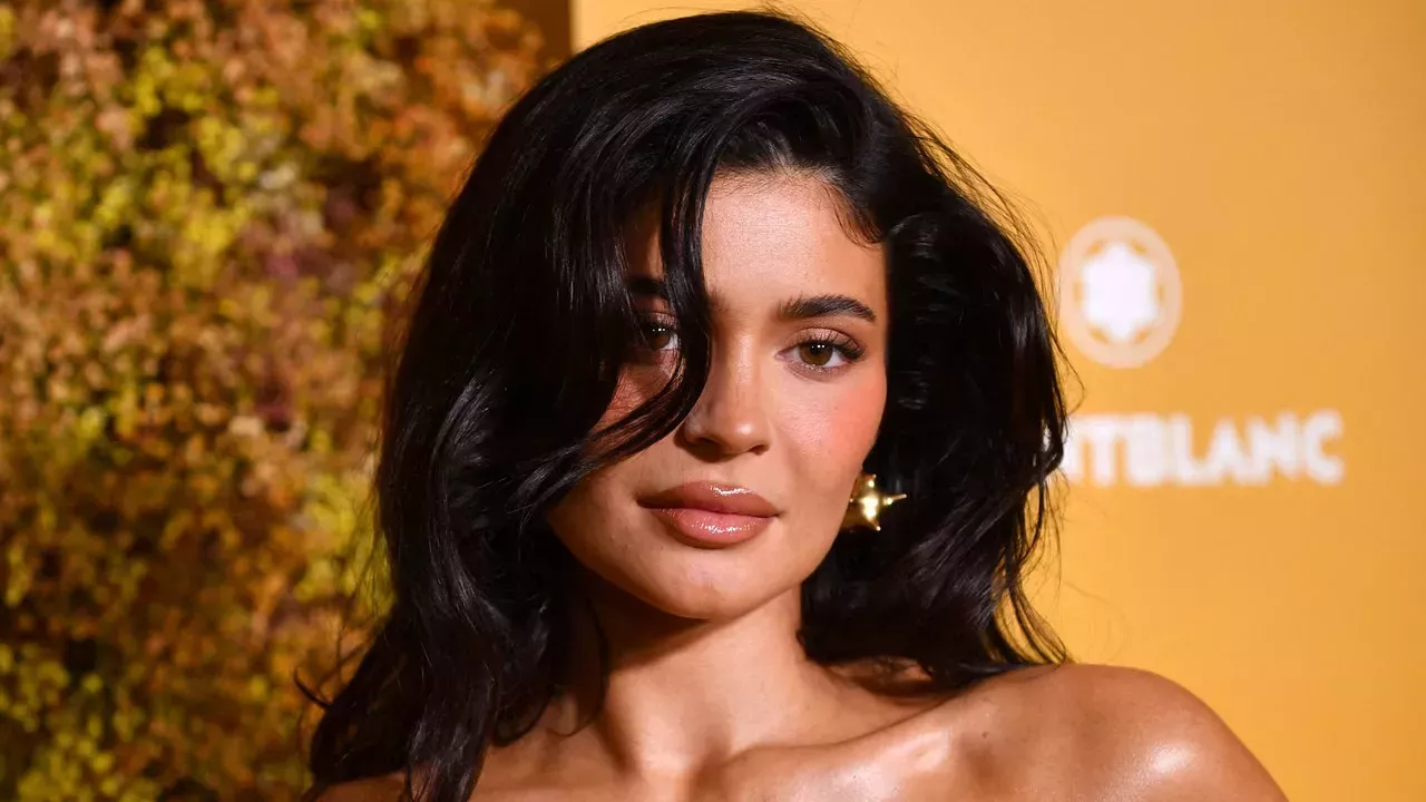 El top de tubo de cuero de Kylie Jenner es tan Khy-Coded