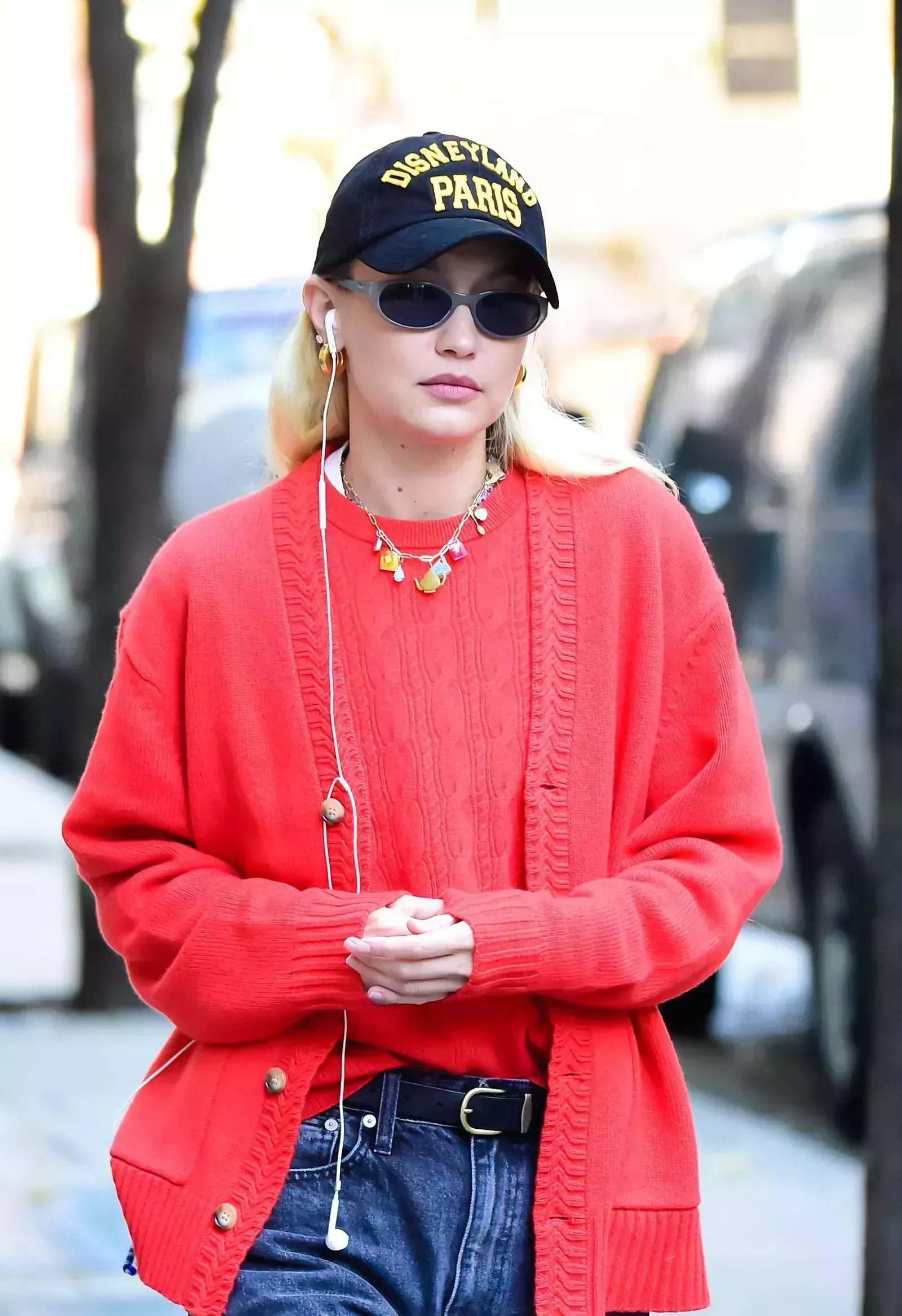 Gigi Hadid acaba de llevar el estilismo Pop of Red al siguiente nivel