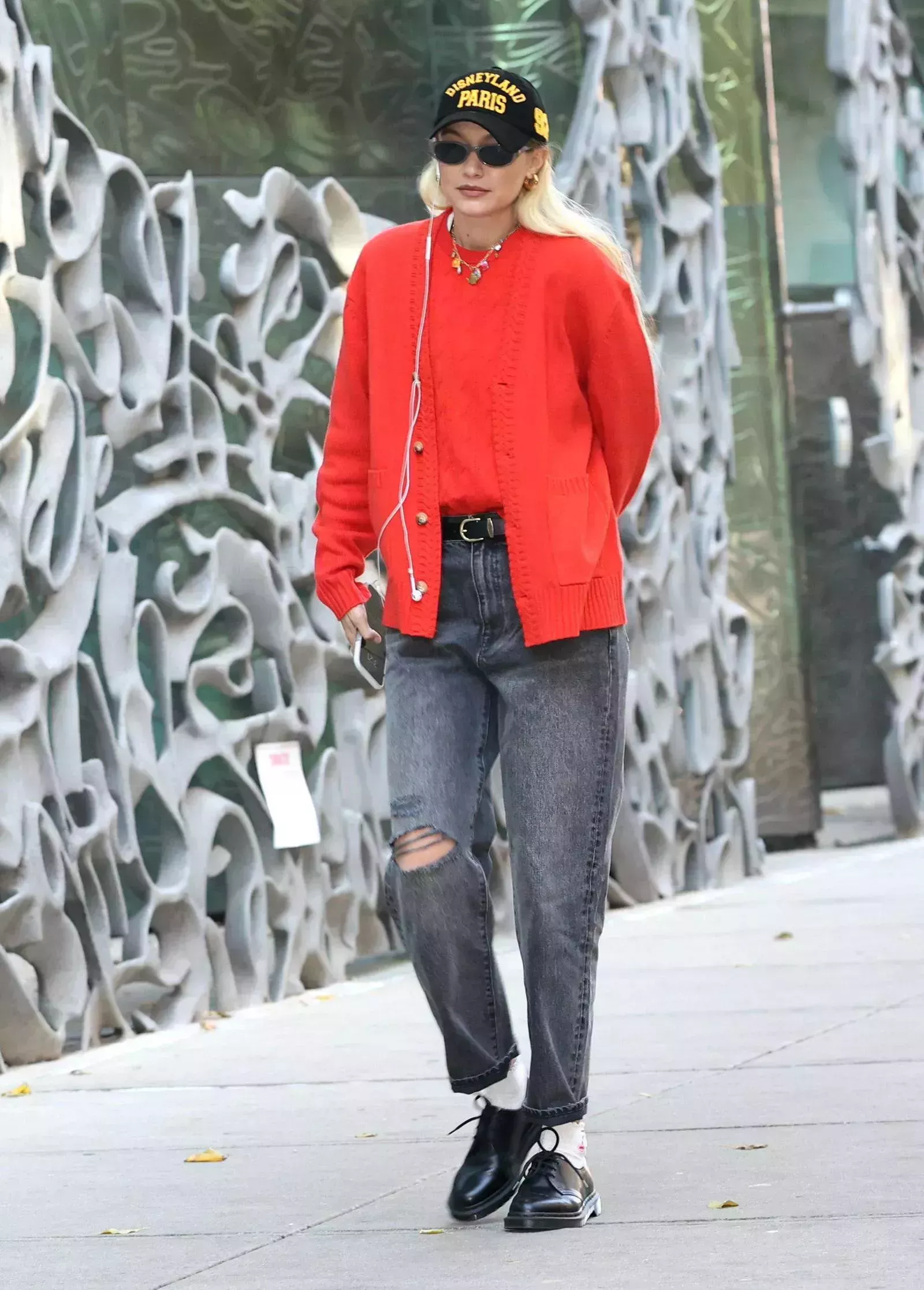 Gigi Hadid acaba de llevar el estilismo Pop of Red al siguiente nivel