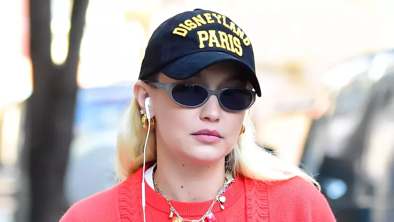 Gigi Hadid acaba de llevar el estilismo Pop of Red al siguiente nivel