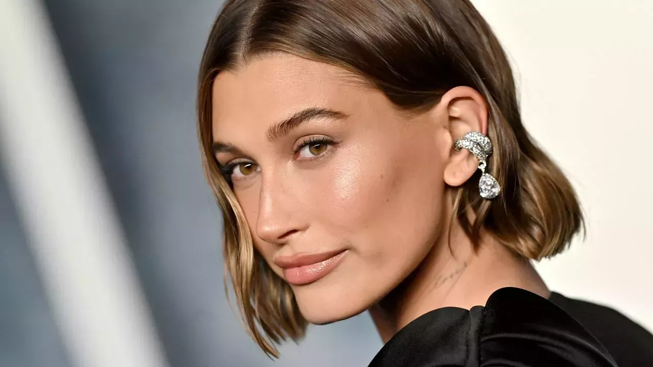 Hailey Bieber recrea la tendencia de los micro mini shorts de Bella Hadid: mira las fotos