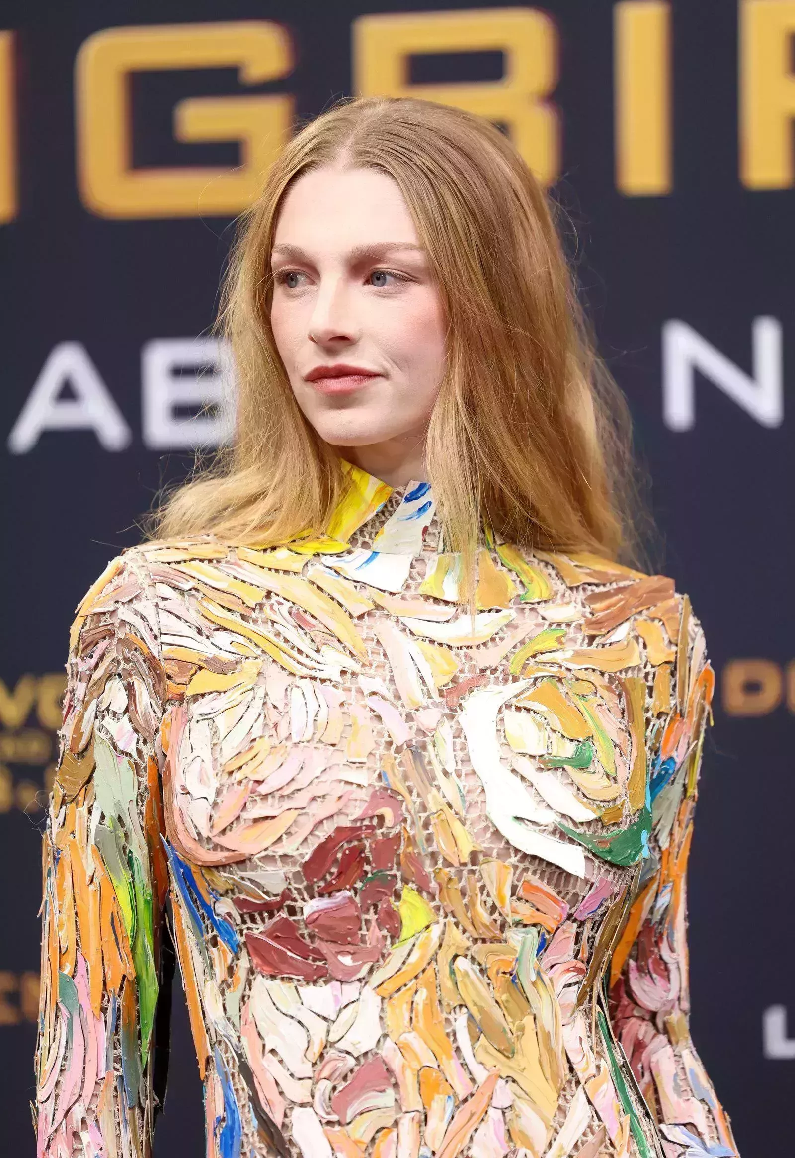 Hunter Schafer lució un pintoresco vestido en el estreno de la secuela de 'Los juegos del hambre'