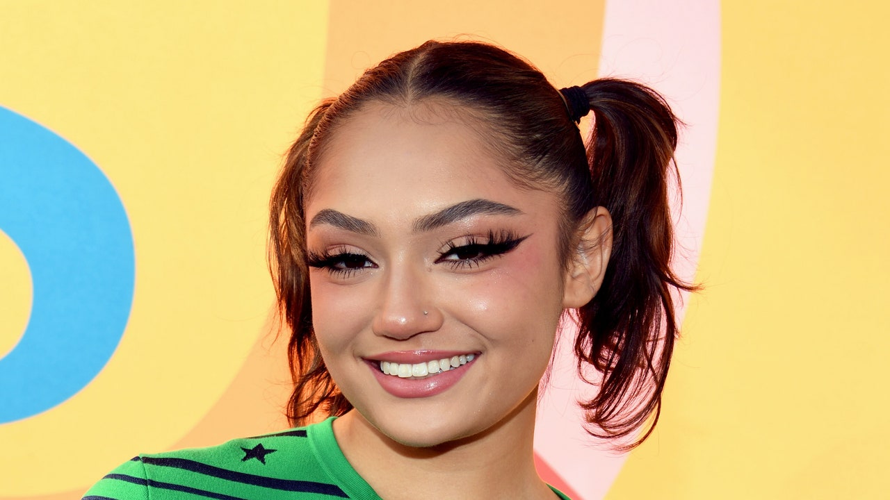 La estrella de TikTok Avani Gregg no cree en las chaquetas con capucha