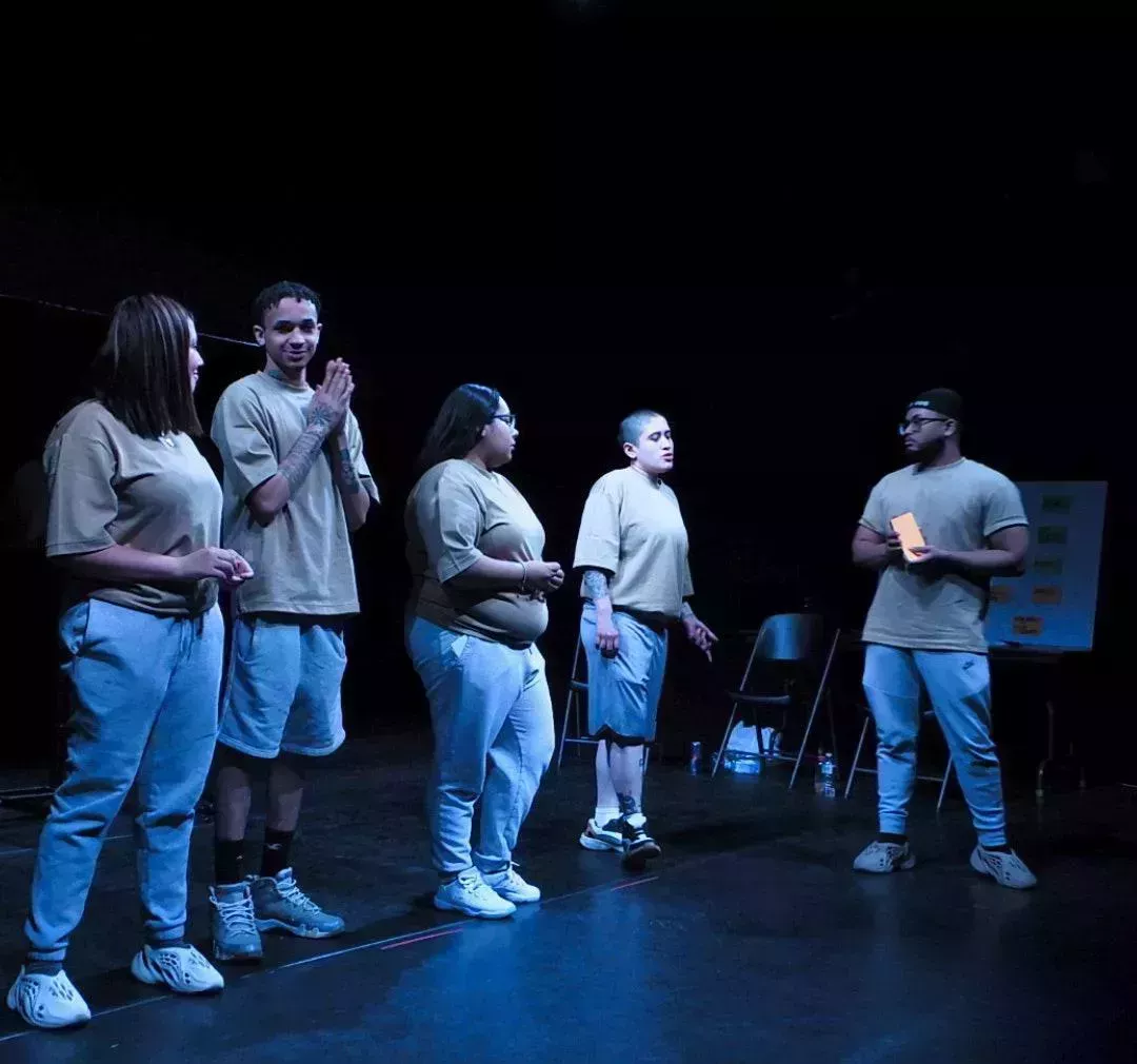 Los adolescentes encarcelados en Rikers Island encuentran esperanza en la improvisación