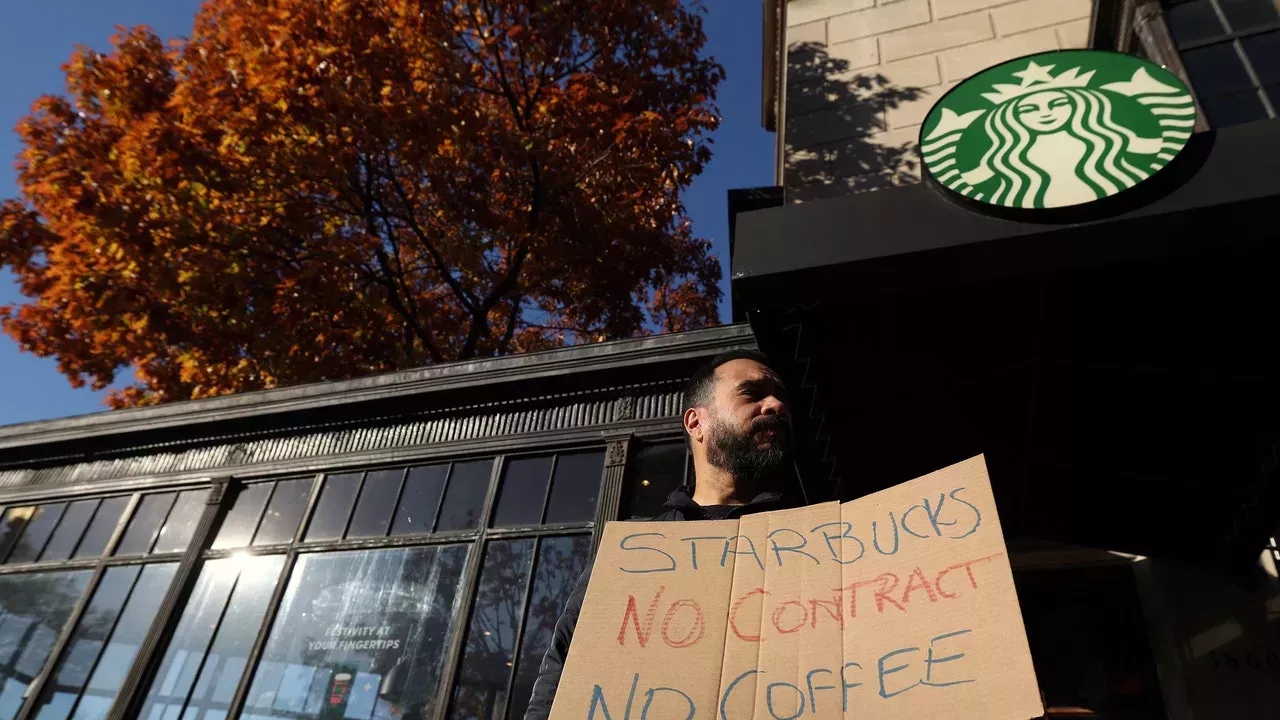 Miles de trabajadores de Starbucks se declaran en huelga por una