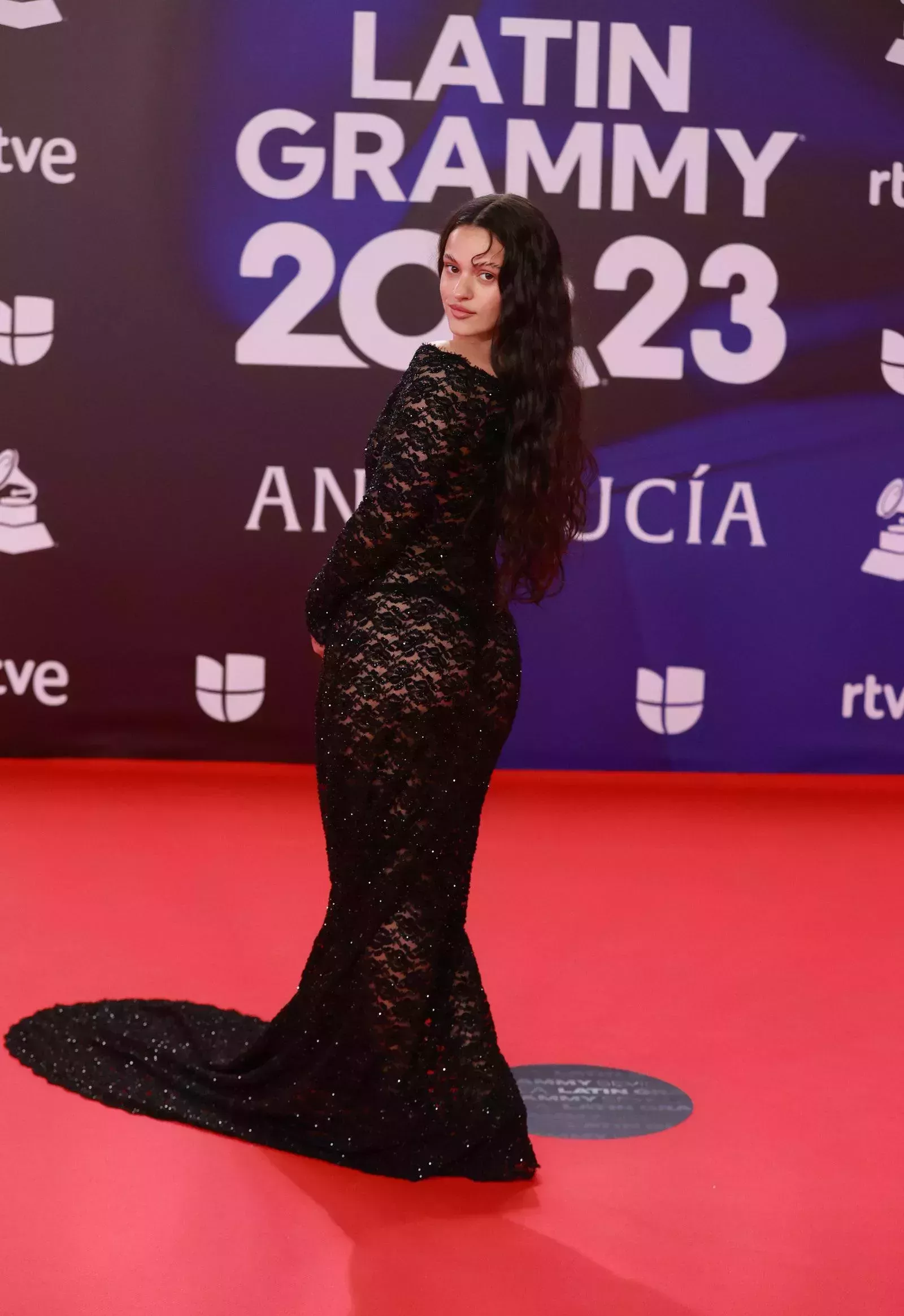 Rosalía lució un escarpado "vestido de venganza" en los Latin GRAMMY