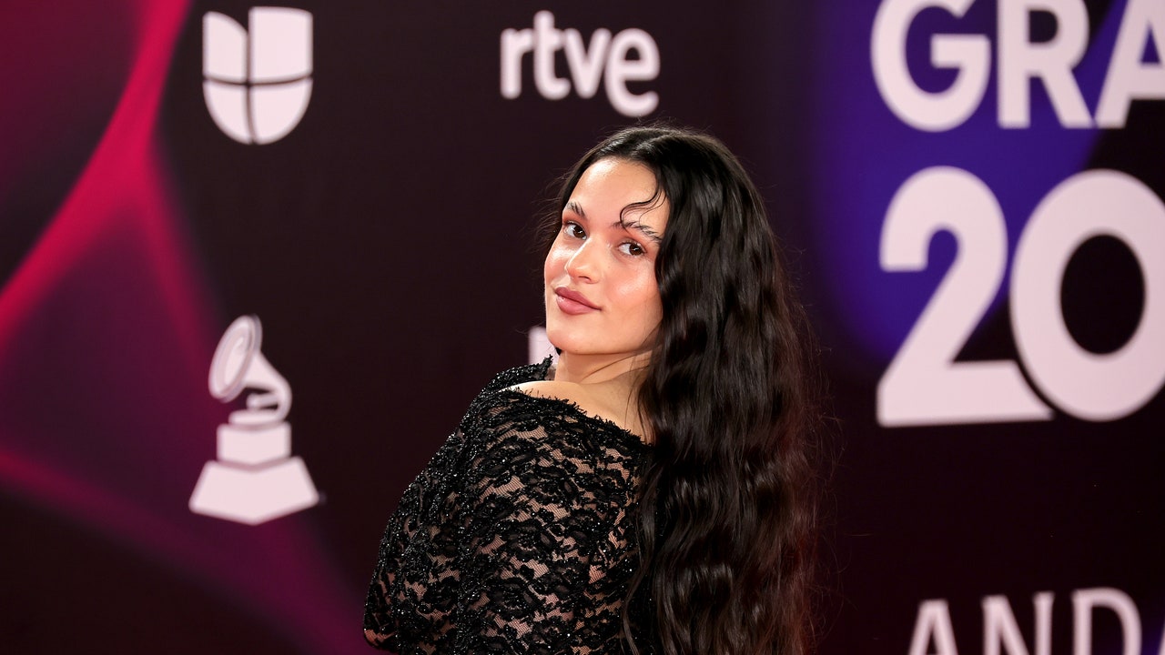 Rosalía lució un escarpado &quot;vestido de venganza&quot; en los Latin GRAMMY