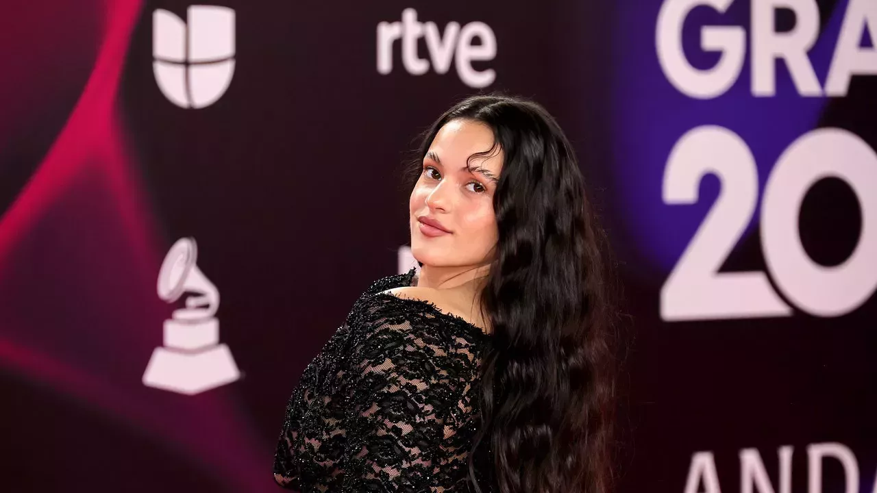 Rosalía lució un escarpado "vestido de venganza" en los Latin GRAMMY