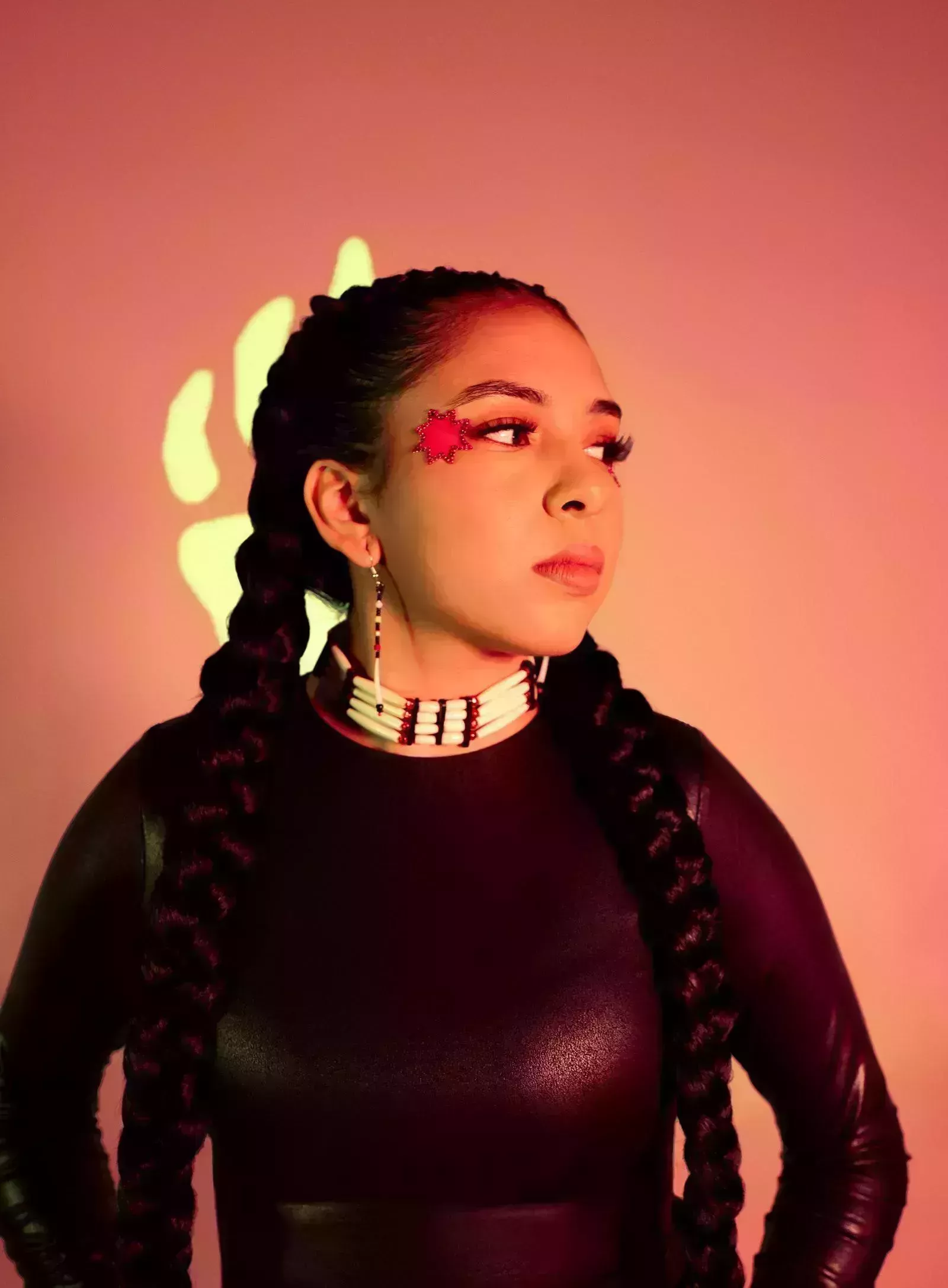 Stella Standingbear rompe estereotipos sobre el sonido nativo americano