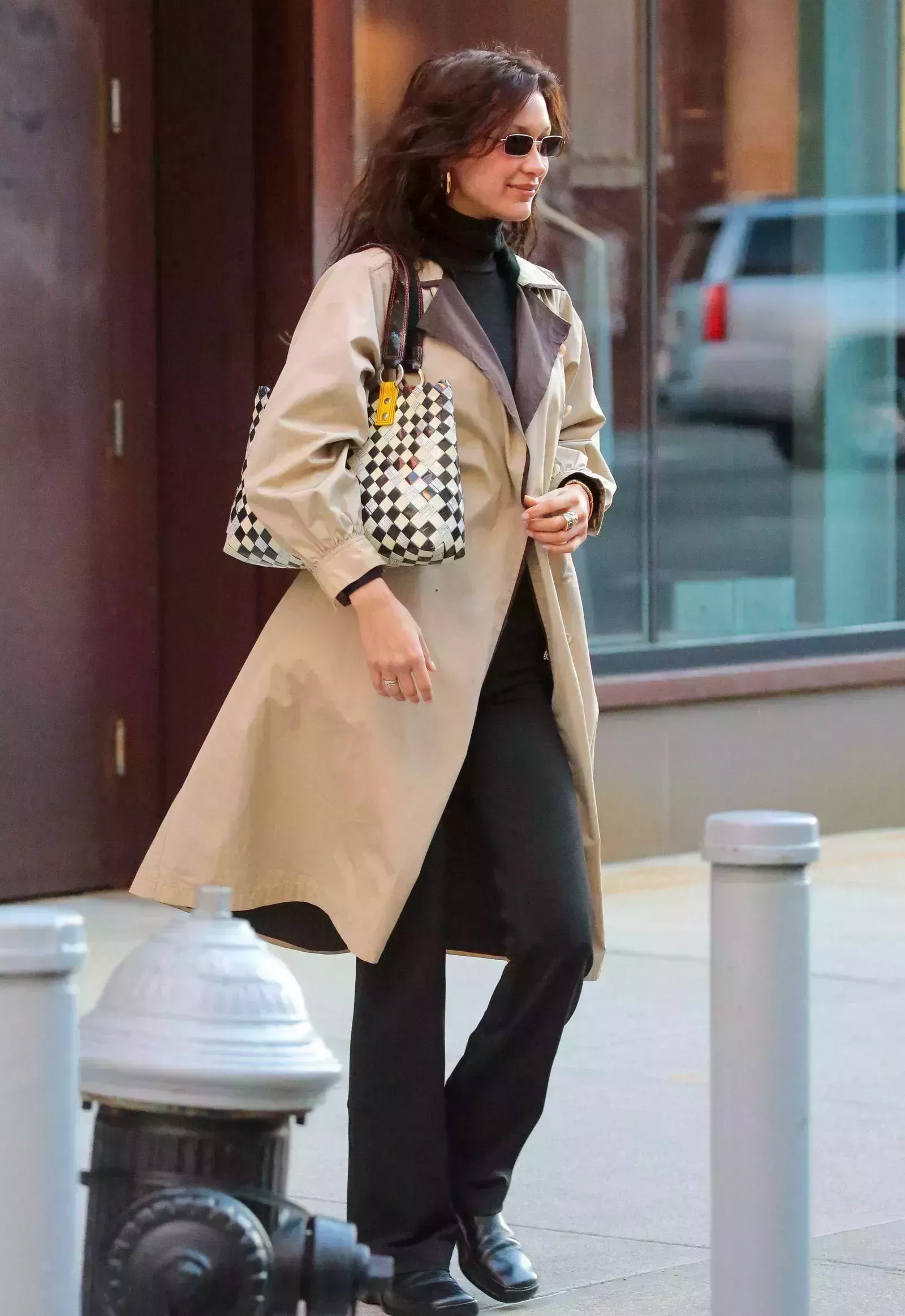 Bella Hadid vuelve a su ritmo de Street Style y está más Y2K que nunca