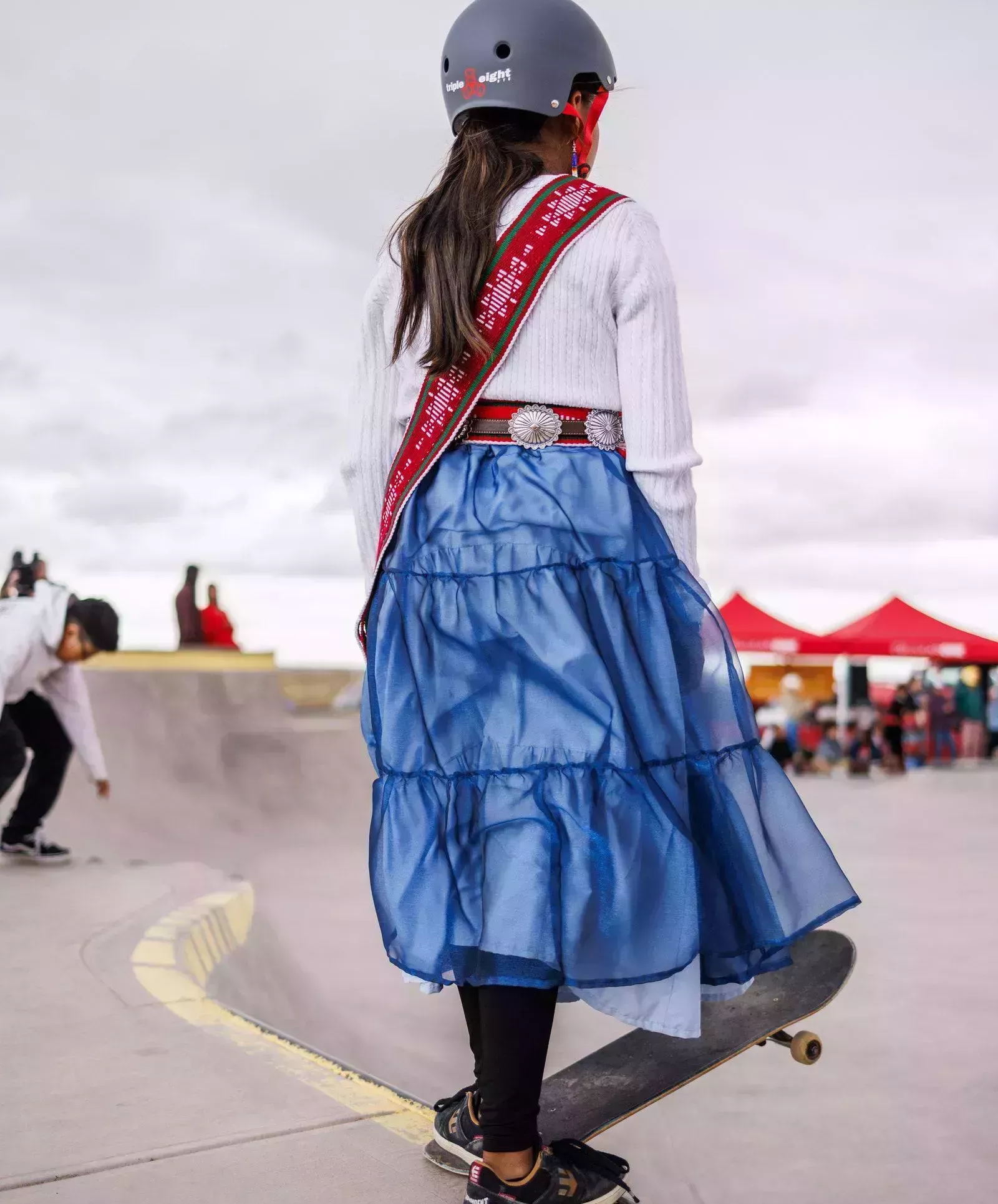 Esta comunidad liderada por mujeres está empoderando a las niñas nativas a través del monopatín