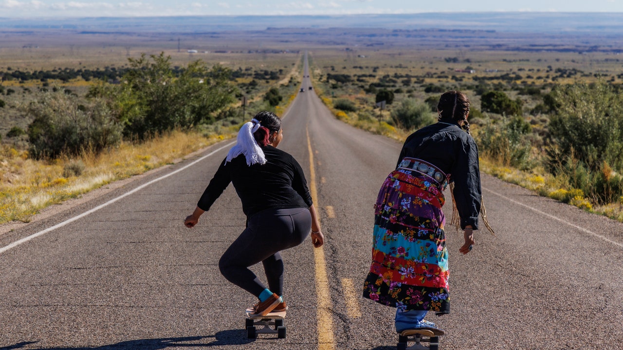 Esta comunidad liderada por mujeres está empoderando a las niñas nativas a través del monopatín