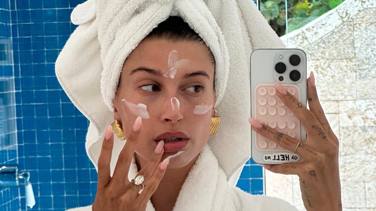 Hailey Bieber dice que esta crema hidratante de 45 dólares es un "salvavidas"