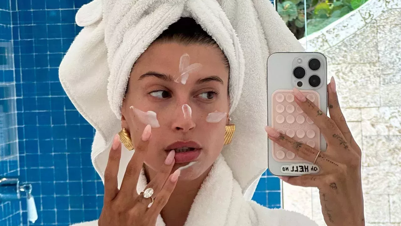 Hailey Bieber dice que esta crema hidratante de 45 dólares es un 