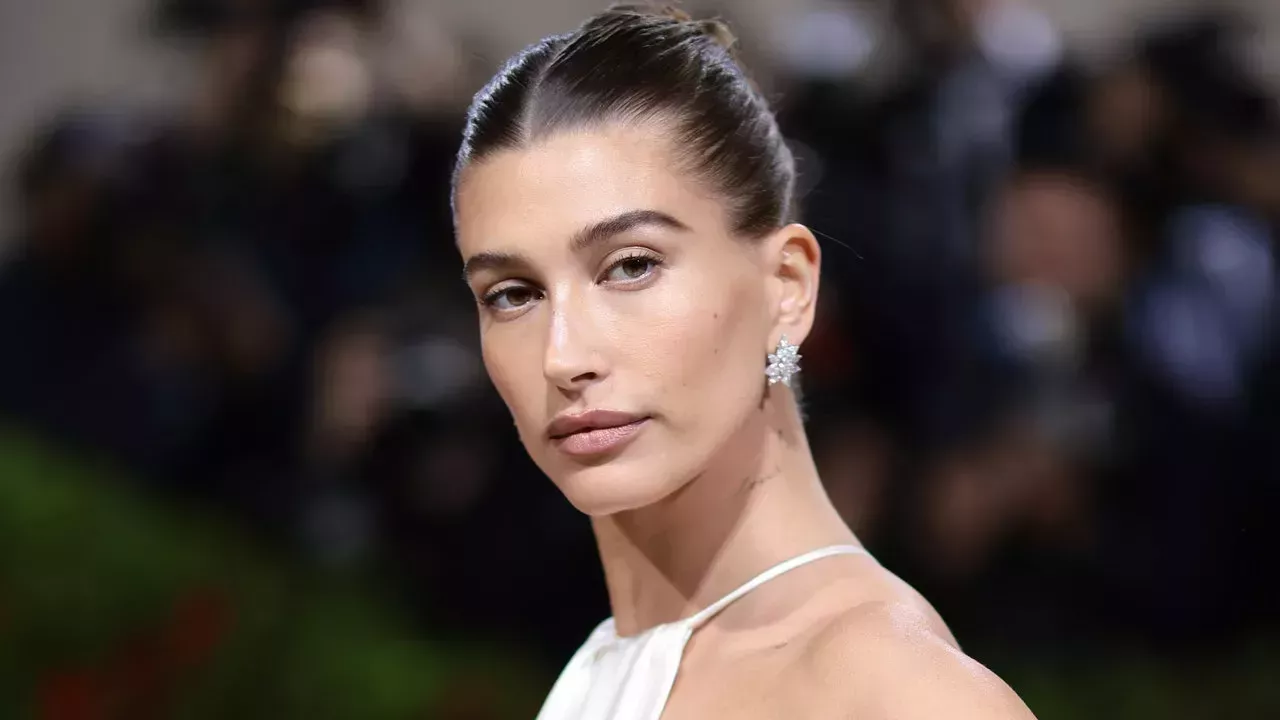 Hailey Bieber estrena nueva y diminuta tetona tras una sesión de fotos con poca ropa en Sugarplum