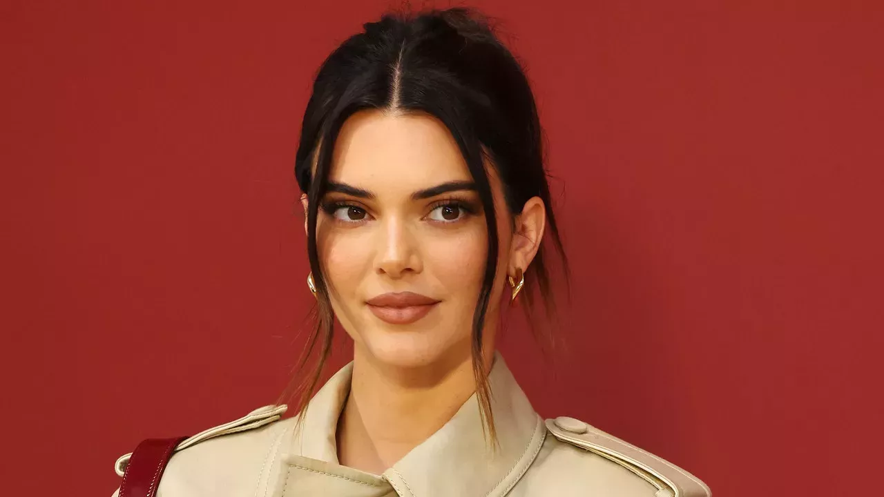 Kendall Jenner acaba de encontrar el vestido de invierno más acogedor y sencillo