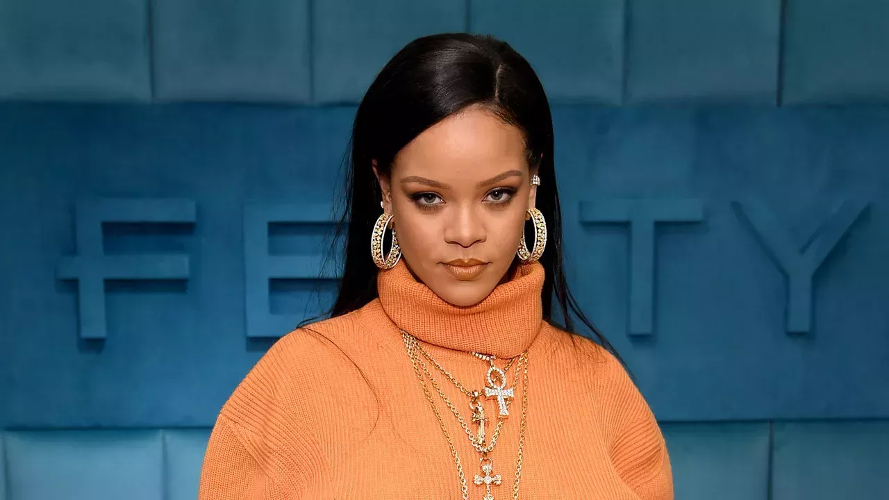 La combinación de blazer oversize y sudadera con capucha de Rihanna es un toque invernal