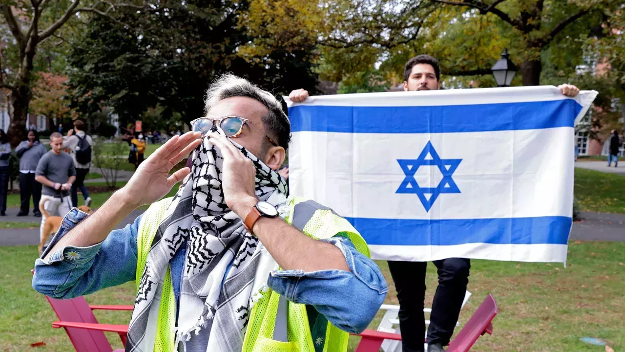 Los estudiantes se enfrentan por la guerra entre Israel y Gaza mientras crece la tensión en los campus universitarios de todo el país