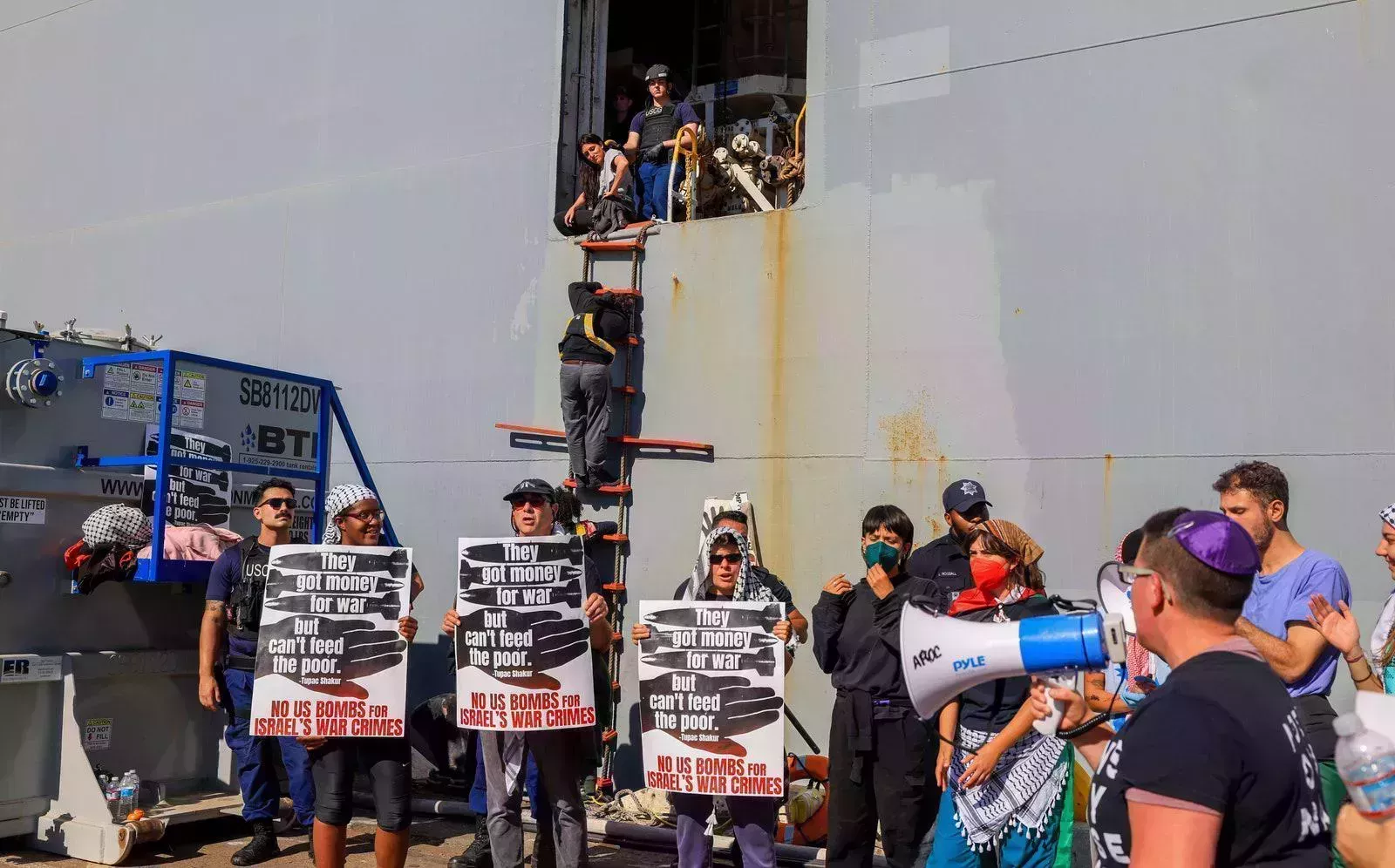 Los manifestantes pro alto el fuego cierran fábricas de armas