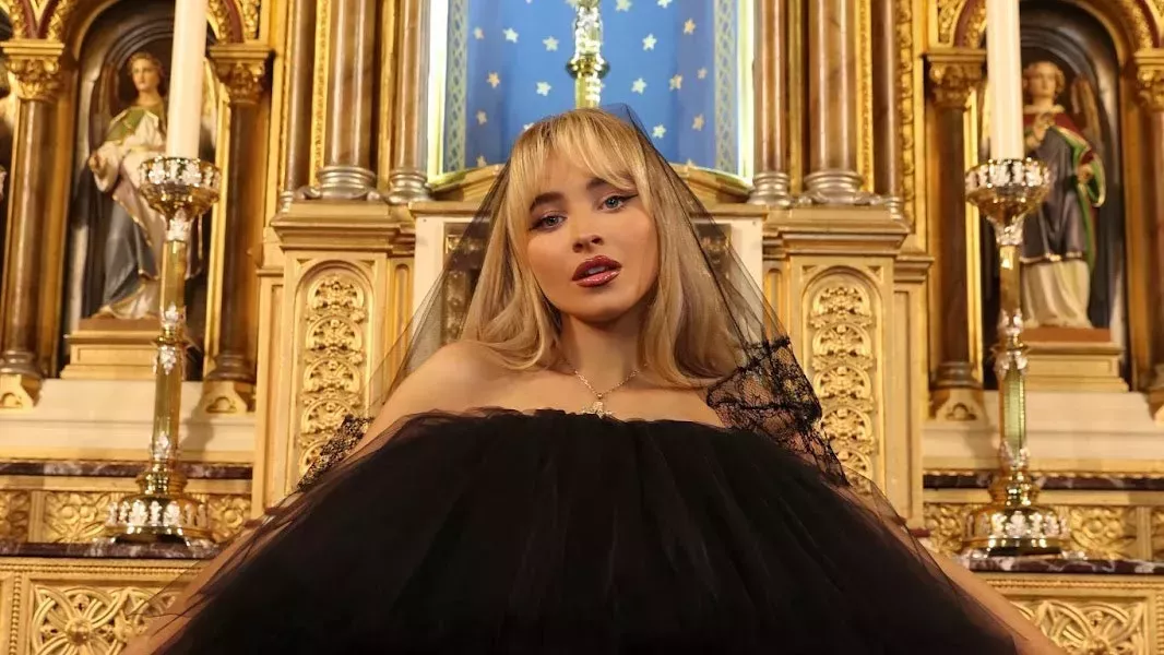 Sabrina Carpenter reacciona al drama de la Iglesia católica: 