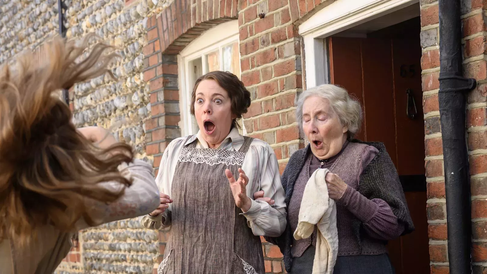 Crítica de 'Wicked Little Letters': Olivia Colman y Jessie Buckley interpretan a enemigas acérrimas en una sátira picante sobre un caso de difamación