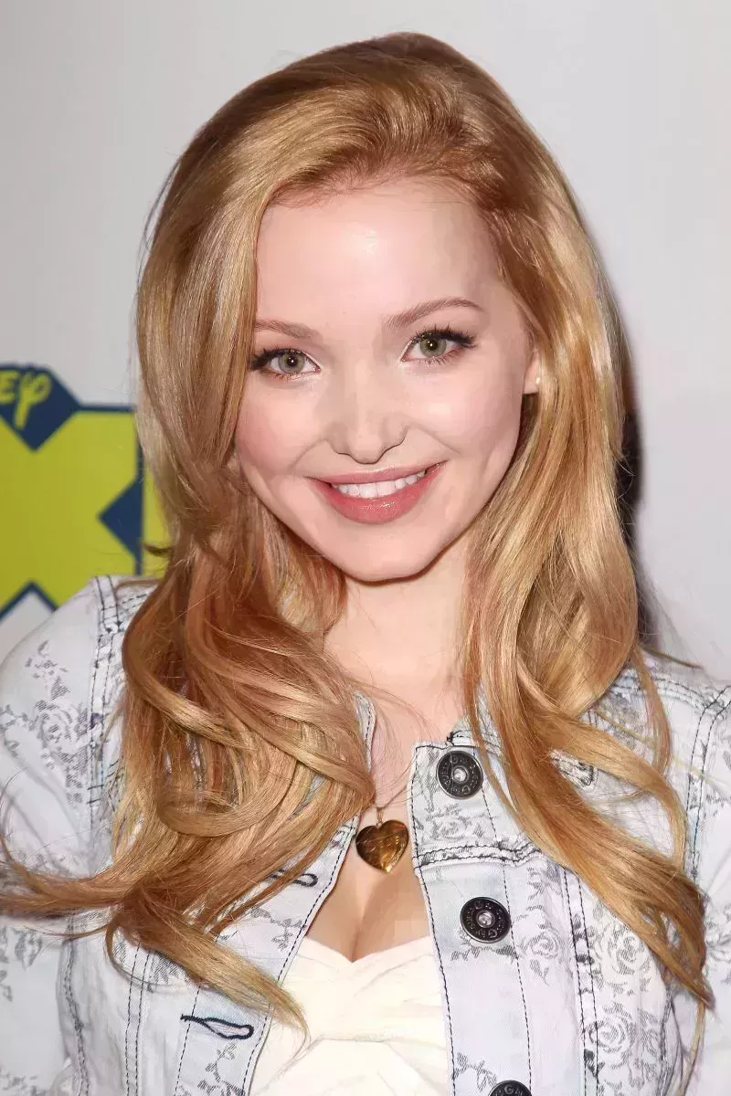 Dove Cameron cambia de rubia a morena: Fotos