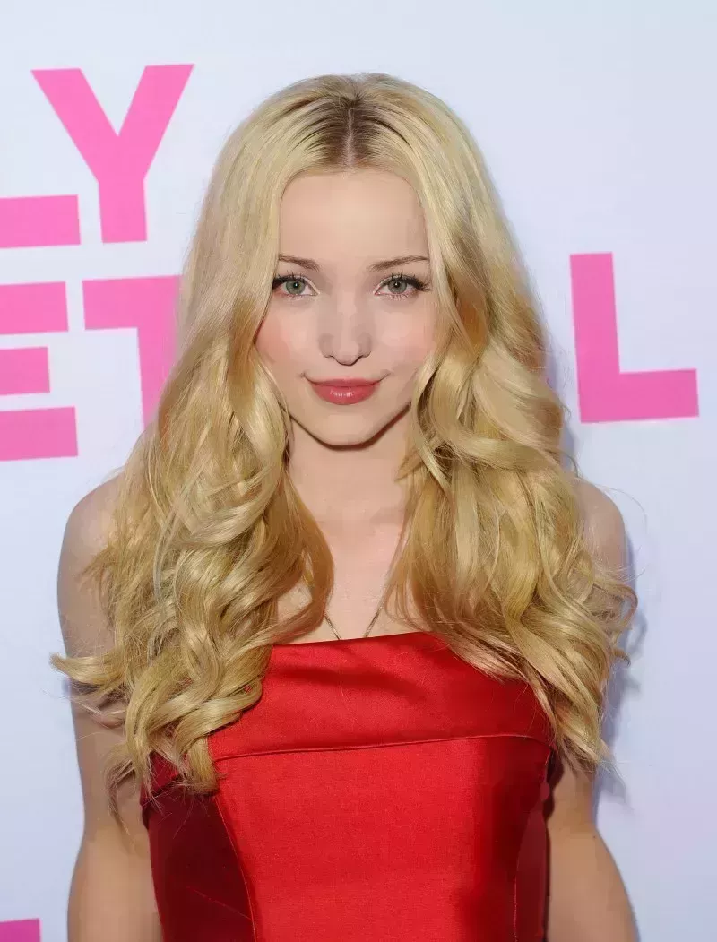 Dove Cameron cambia de rubia a morena: Fotos