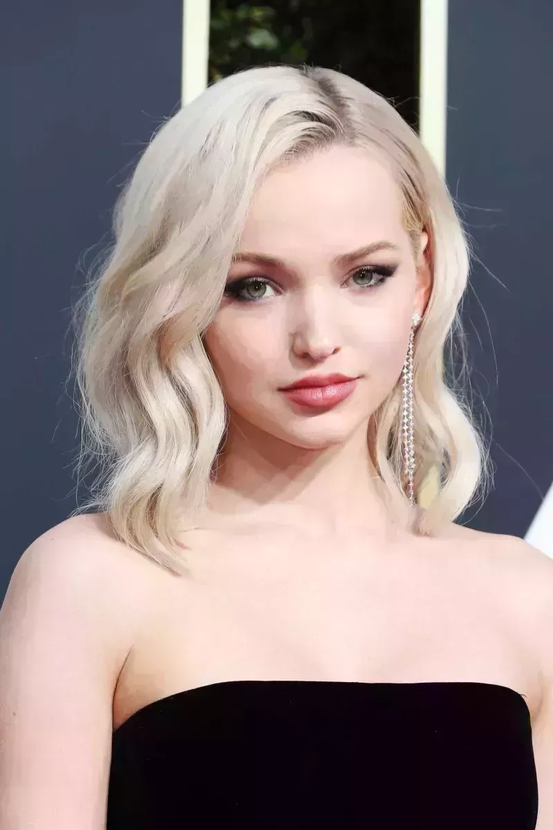 Dove Cameron cambia de rubia a morena: Fotos