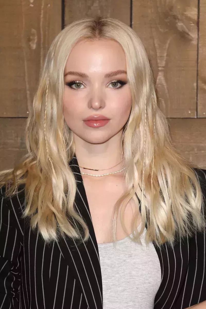 Dove Cameron cambia de rubia a morena: Fotos