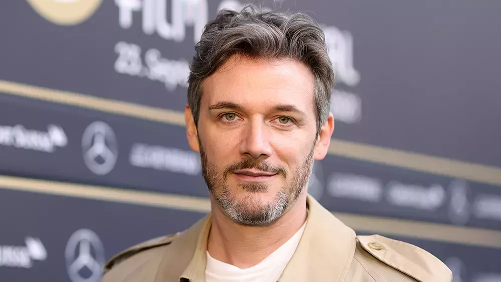 El actor francés Samuel Theis, acusado de violación por un miembro del equipo de la nueva película que dirigió