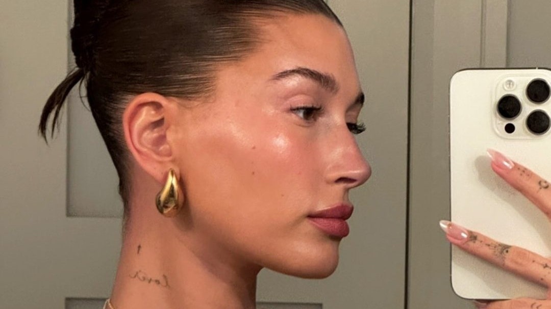 El artista de uñas de Hailey Bieber dejó caer el tutorial perfecto de puntas francesas sutiles