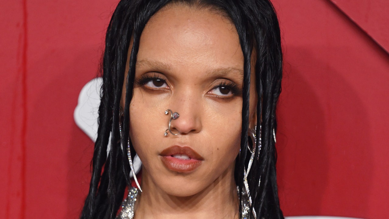 FKA Twigs defiende su anuncio prohibido de Calvin Klein