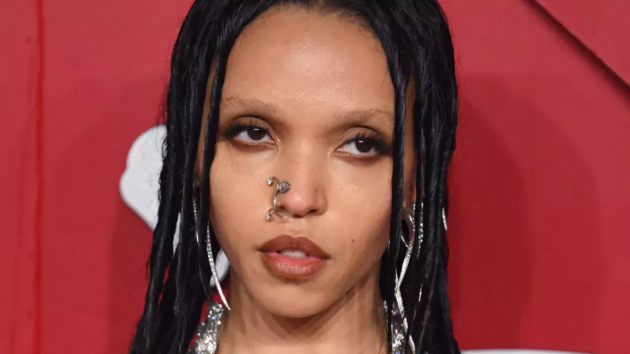 FKA Twigs defiende su anuncio prohibido de Calvin Klein