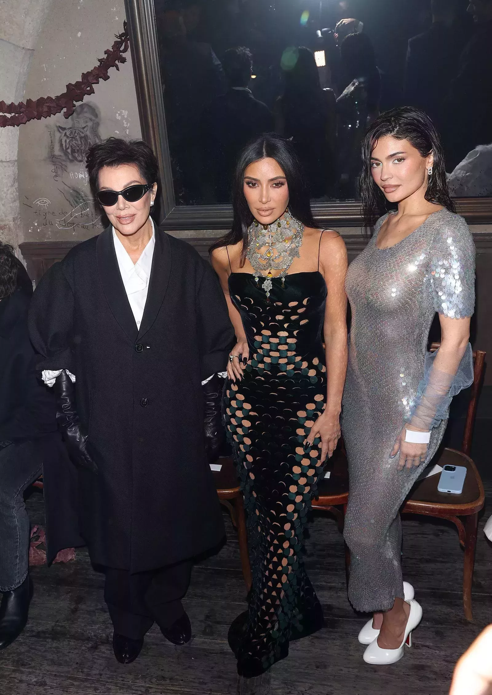 Kylie Jenner demuestra que se puede llevar albornoz para salir por la noche