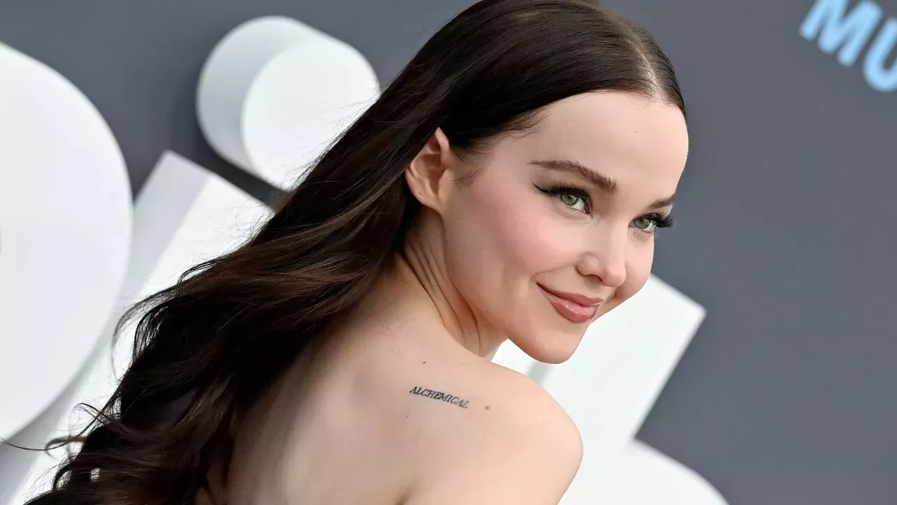 La rubia Dove Cameron vuelve con un enorme tatuaje en la espalda