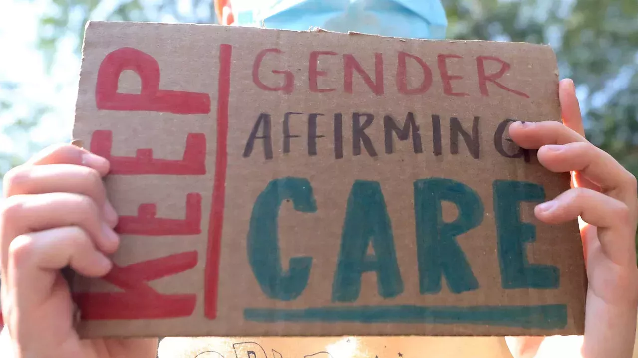 Los jóvenes transexuales demandan a Luisiana para que no prohíba la atención médica de confirmación de género