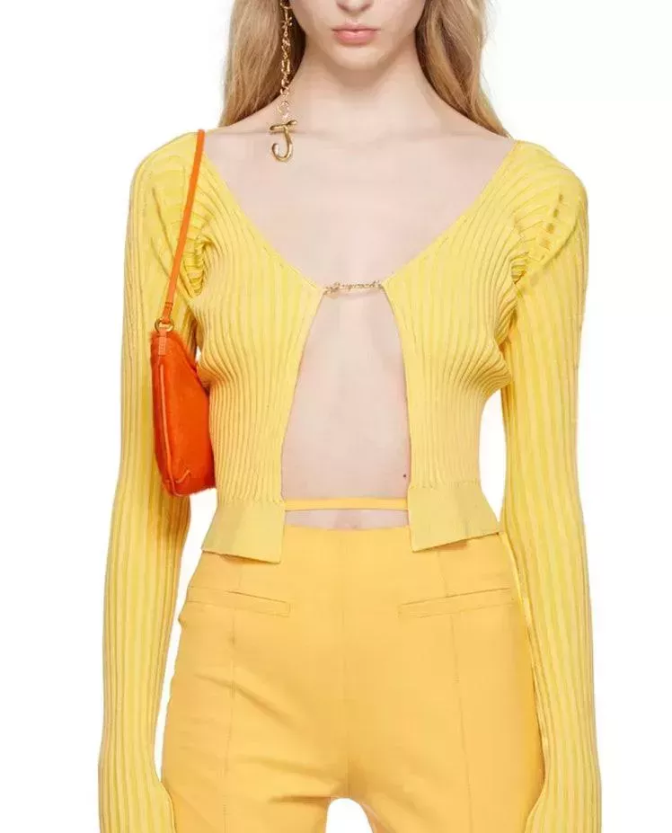 Olvídate de Pantone, Hailey Bieber acaba de declarar el amarillo el color del mes