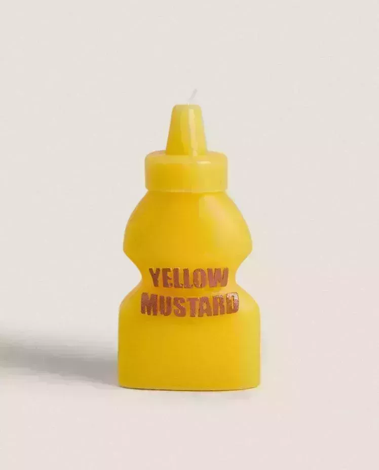 Olvídate de Pantone, Hailey Bieber acaba de declarar el amarillo el color del mes