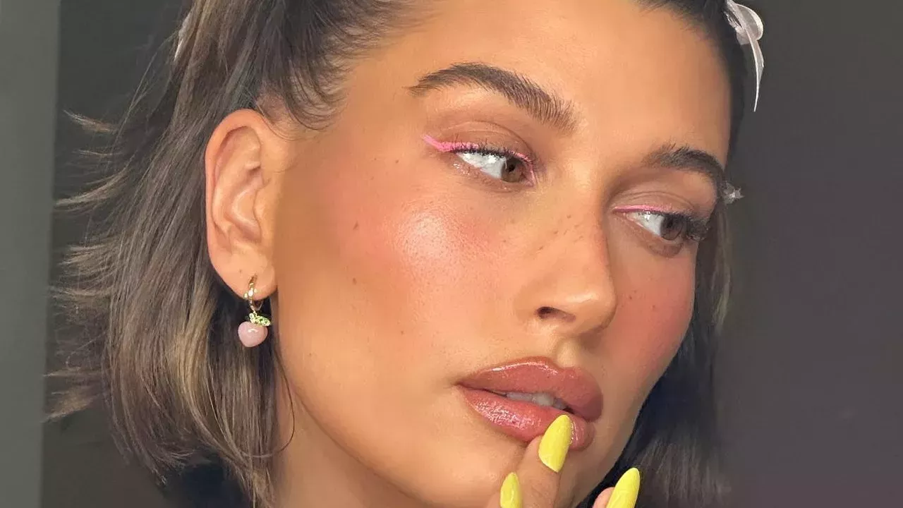 Olvídate de Pantone, Hailey Bieber acaba de declarar el amarillo el color del mes