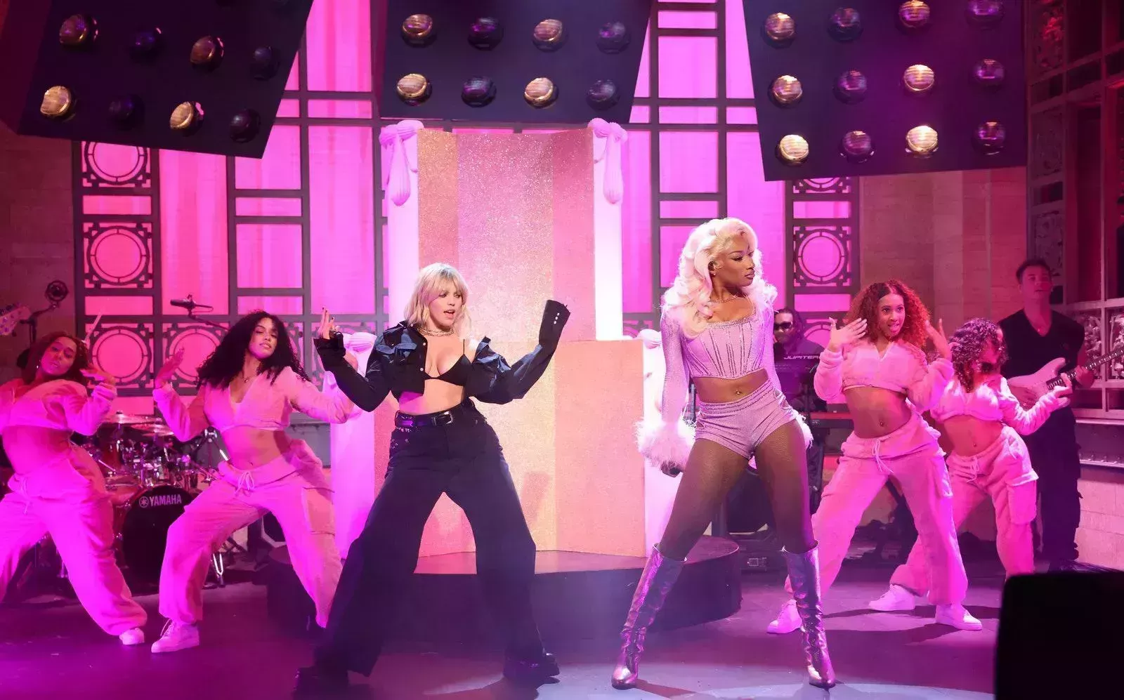 Rachel McAdams y Megan Thee Stallion aparecen por sorpresa en "SNL" con Reneé Rapp