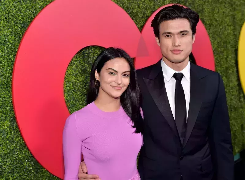 Relación entre Camila Mendes y Charles Melton