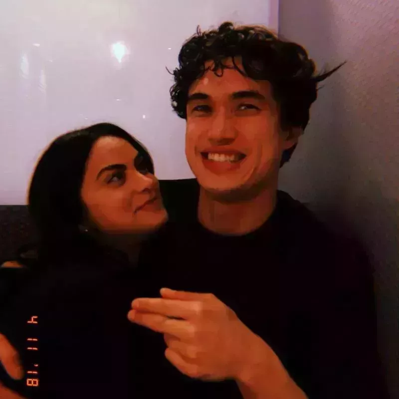 Relación entre Camila Mendes y Charles Melton