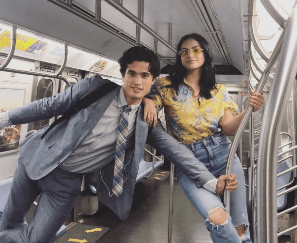 Relación entre Camila Mendes y Charles Melton