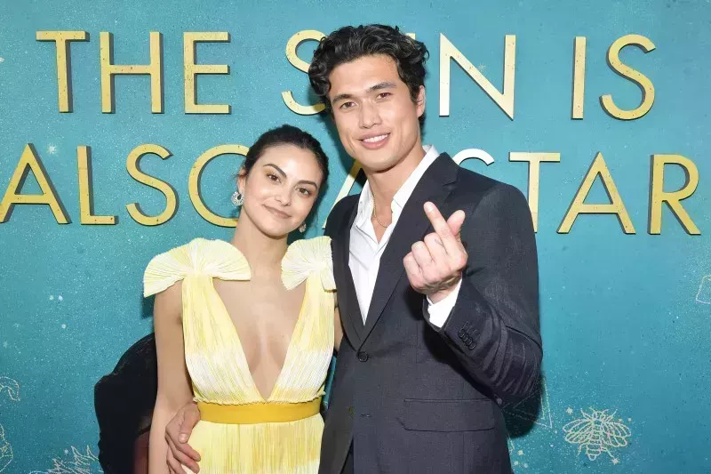 Relación entre Camila Mendes y Charles Melton