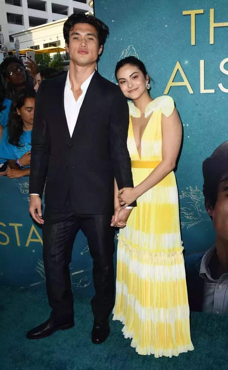 Relación entre Camila Mendes y Charles Melton