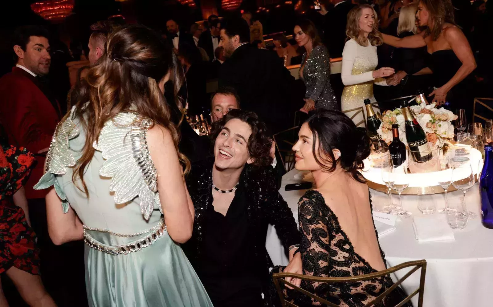 Todos los detalles del escarpado vestido de Kylie Jenner en los Globos de Oro