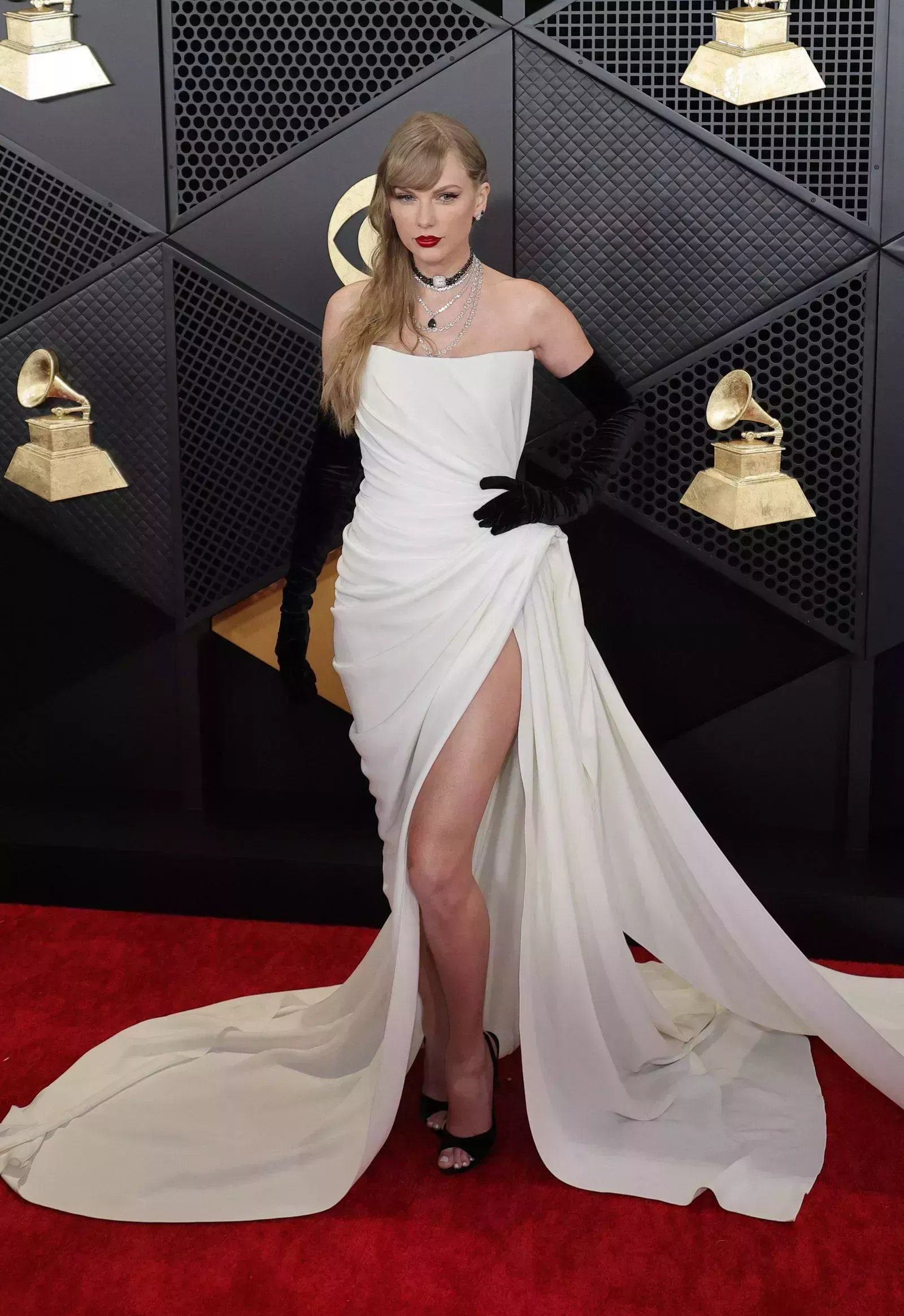 Esto es lo que opinó Travis Kelce del look de Taylor Swift en los Grammy